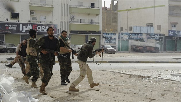 Boje v druhm nejvtm mst Libye Benghz (30. jna 2014).