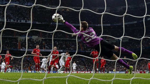 MM TO! Simon Mignolet (s slem 22), brank Liverpoolu, pedvd reflexivn zkrok v utkn proti Realu Madrid.