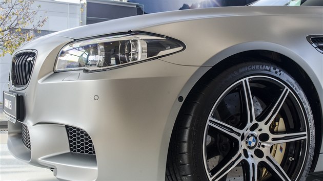 BMW M5 ve speciln edici k ticetiletmu vro modelu