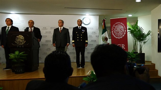 Policejn tiskov konference v Mexiko City po zaten starosty Jos Luise Abarky a jeho manelky.