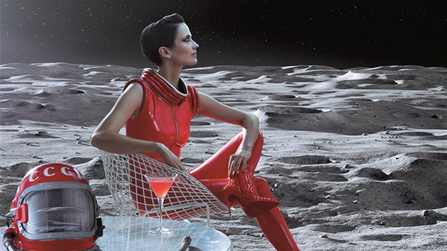 Eva Greenov v kalendi Campari pro rok 2015 - ervenec