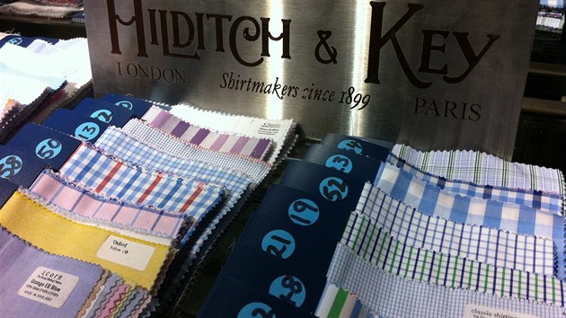 HILDITCH & KEY. Dal slavn specialista na koile, kravaty, svetry i mdn doplky, napklad manetov knoflky. Charles F. Hilditch a W. Graham Key oteveli svj prvn obchod v roce 1899 v Tottenham Court Road. Brzy zaali prosperovat a jmno Hilditch & Key se stalo favoritem londnsk lechty. Potebovali proto nov prostory a ty nali v Jermyn Street.