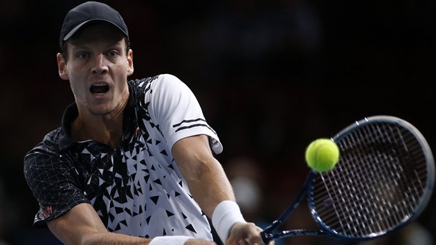 Tomá Berdych v semifinále paíského turnaje proti Milosi Raonicovi.