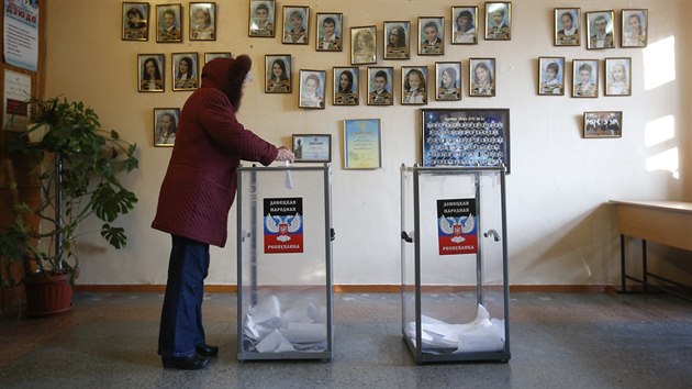 Volika odevzdv svj hlas v jedn z volebnch mstnost v Doncku (2. listopadu 2014).