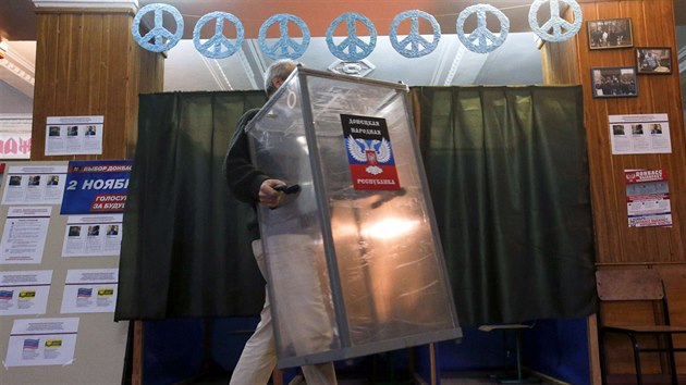 Jeden z len volebn komise v Doncku chyst volebn mstnost pro nadchzejc hlasovn (1. listopadu 2014).