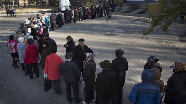 Ped nktermi volebnmi mstnostmi v Doncku se od rna tvoily dlouh fronty (2. listopadu 2014).