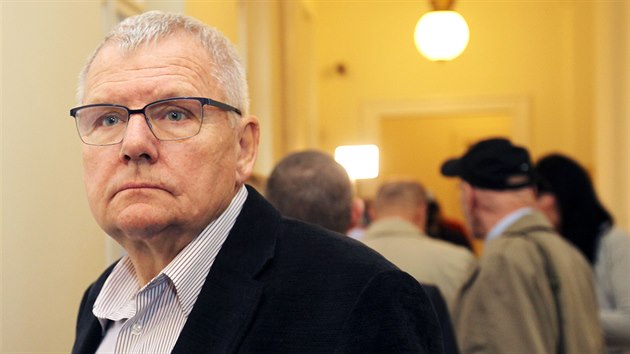 Jednatel spolenosti ProMoPro Jaroslav Vesel ped zatkem jednn Mstskho soudu v Praze.  (3. listopadu 2014)
