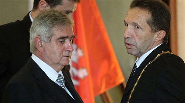Jihlavt zastupitel zvolili primtorem msta Rudolfa Chloupka z SSD (4. listopadu 2014). Na snmku je vlevo, vedle nj stoj nmstek Jaroslav Vymazal z ODS.