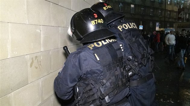 Policejn tkoodnci ped fotbalovm stadionem Sparty na prask Letn (6. listopadu 2014).
