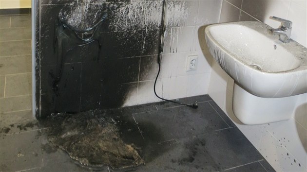 Nsledky poru na toaletch v nov tineck hale, kter zpsobil 22let mstn mu. (26. jna 2014)