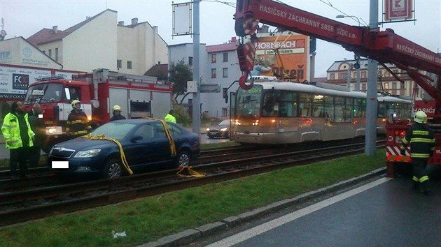 Auto v Plzni vjelo do kolejit a zastavilo tramvaje