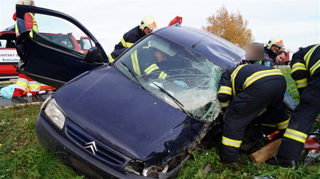 Na silnici I/11 mezi Hradcem Krlov a Chlumcem nad Cidlinou se srazil kamion s osobnm autem. (5. 11. 2014)