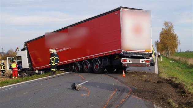 Na silnici I/11 mezi Hradcem Krlov a Chlumcem nad Cidlinou se srazil kamion s osobnm autem. (5. 11. 2014)