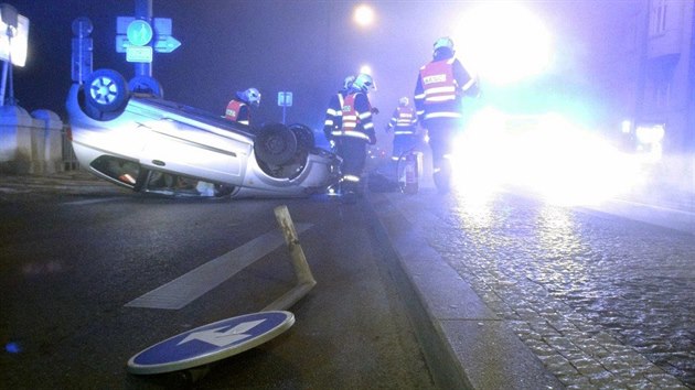 idika najela na tramvajov ostrvek a na Ranov nbe pevrtila auto na stechu.