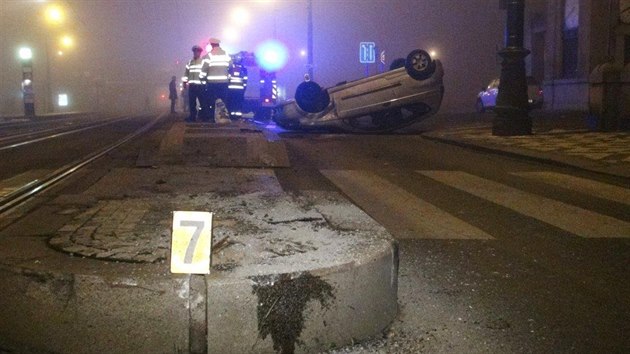 idika najela na tramvajov ostrvek a na Ranov nbe pevrtila auto na stechu.