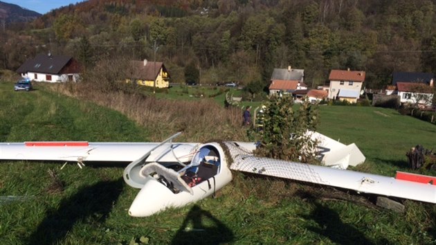 V Jesenku se ztil vtro, pilot si poranil pte (2. listopadu 2014).