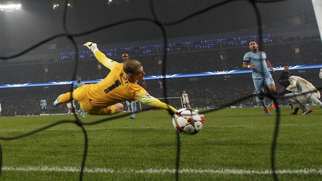 Joe Hart, brank Manchesteru City, nedosl na stelu Seydou Doumbii z CSKA Moskva v utkn Ligy mistr.