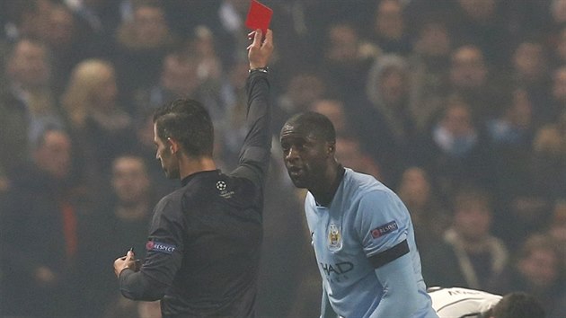 Yaya Tour z Manchesteru City v utkn Ligy mistr proti CSKA Moskva vid od rozhodho Sidiropoulose ervenou kartu.