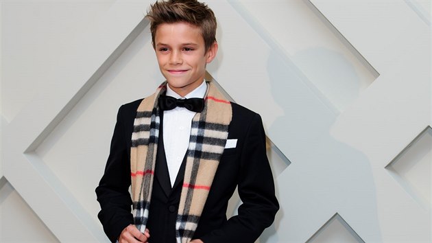 Romeo Beckham pzoval na ervenm koberci jako profesionl.