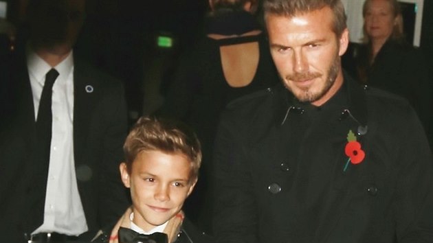 Na ervenm koberci pzoval Romeo Beckham sm, z akce el ale za ruku s otcem Davidem.