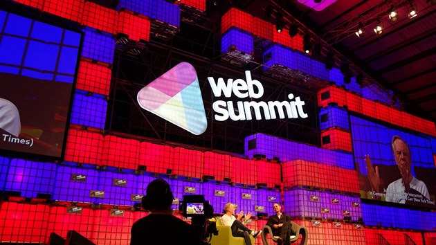 Hlavn pdium konference Web Summit 2014 na dublinskm vstaviti RDS hraje vemi barvami.