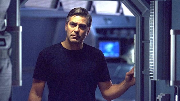 V roce 2002 natočil Lemovu Solaris režisér Steven Soderbergh s Georgem Clooneym V roce 2002 natočil Lemovu Solaris režisér Steven Soderbergh s Georgem Clooneym