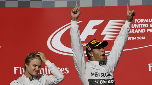 RADOST A ROZPAKY. Lewis Hamilton z po triumfu ve Velk cen USA, druh Nico Rosberg (vlevo) tak astn nen - v souboji o titul mistra svta znovu ztratil. 
