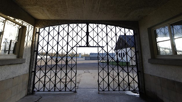 Hlavn brna koncentranho tbora v Dachau bez ukraden me s npisem Arbeit macht frei.