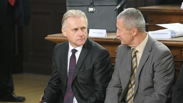 Perovský exprimátor Jií Lajtoch (vlevo) vinu odmítá, stejn jako jeho...