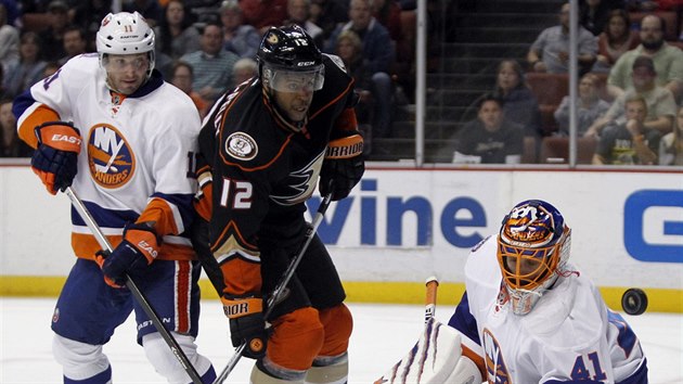 Jaroslav Halk hld brnaku NY Islanders ped atakujcm Devantem Smithem-Pellym z Anaheimu, vlevo obrnce ubomr Viovsk.