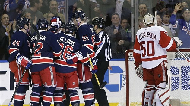 Hokejist New York Rangers slav vhru nad Detroitem.