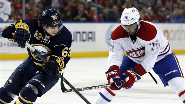 P. K. Subban (76) z Montrealu a Tyler Ennis (63) z Buffala bojuj o puk.