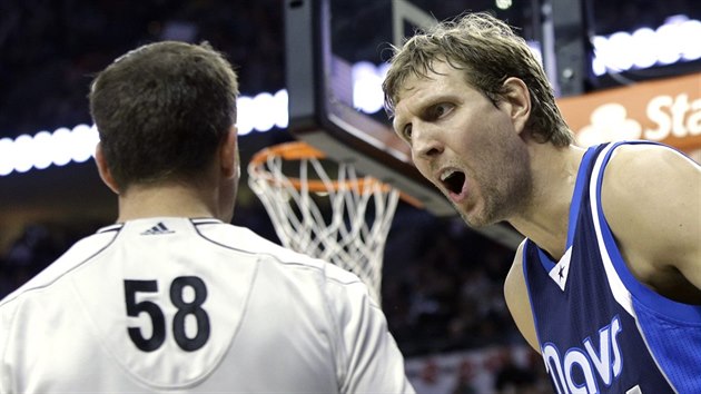 Dirk Nowitzki z Dallasu nesouhlas s rozhodm.