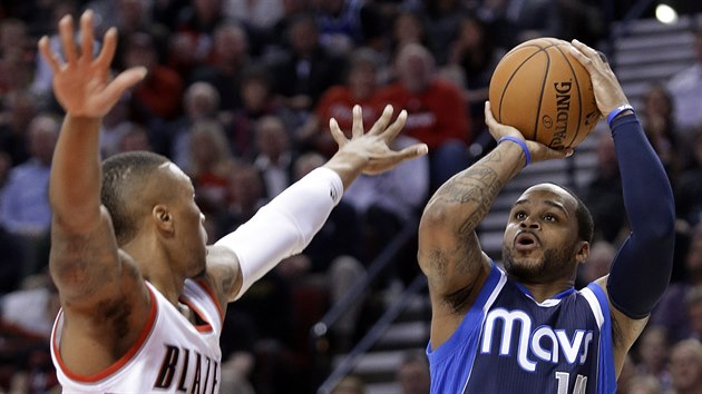 Jameer Nelson (vpravo) z Dallasu stl pes Damiana Lillarda z Portlandu.