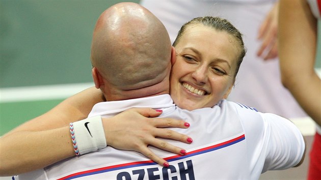 Petra Kvitov porazlla ve finle Fed Cupu nmeckou dvojku Andreu Petkovicovou, blahopeje j trenr David Kotyza.