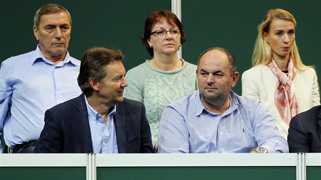 FOTBALOV VEDEN NA TENISE. Finle Fed Cupu pihlel i pedseda FAR Miroslav Pelta (vpravo) i jej mstopedseda Roman Berbr.