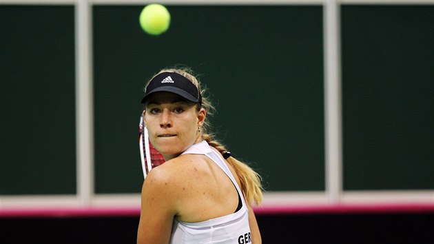 SOUSTEDN. Nmeck tenistka Angelika Kerbrov ve finle Fed Cupu proti esku.