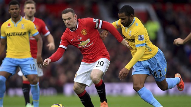 tonk Manchesteru United Wayne Rooney se probj dopedu v utkn proti Crystal Palace.