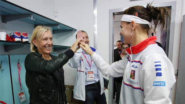 Tenisov legenda Martina Navrtilov (vlevo) se zdrav s Luci afovou na finle Fed Cupu.