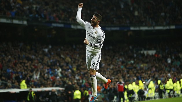 Sergio Ramos z Realu Madrid triumfln oslavuje svj gl.