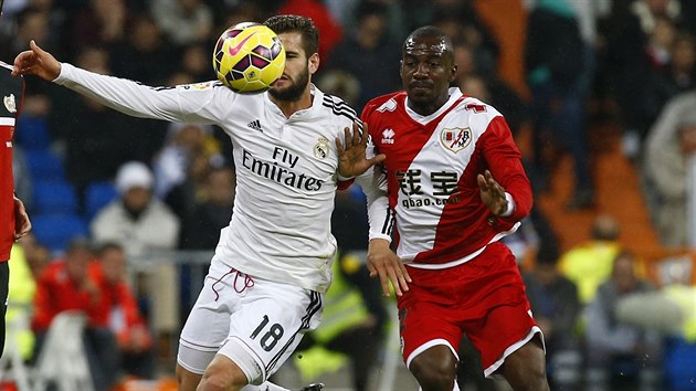 Nacho Fernndez z Realu Madrid (vlevo) a Mohammed Fatau z Vallecana v souboji o baln