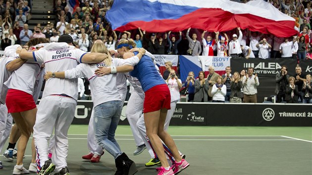 BEZBEH RADOST. esk fedcupov tm slav zisk cenn trofeje.