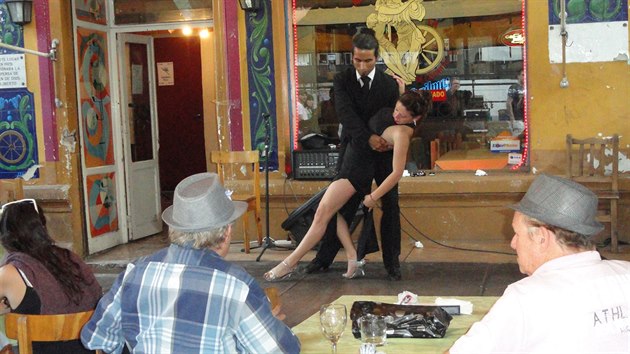 Buenos Aires, La Boca. Tango k obdu. Ve tvrti Boca lkaj majitel restaurac za stoly strvnky pomoc profesionlnch tanenk. Opravdovj tango vak najdete v milongch, kam za tancem chod obyejn "porteos".