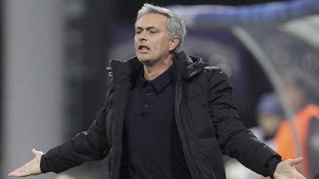 CO JE? José Mourinho, kou Chelsea, se diví pi duelu v Mariboru.