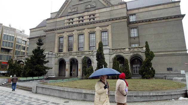 Chrm prva. Obyejn stavb dodv charakter vrazn prel. Zven prostranstv a podloub uruj vchod, vysok stroh okna propoutj dostatek svtla a zrove provzduuj fasdu. Plastiky ve ttu budovu zdob a odkazuj na jej el.