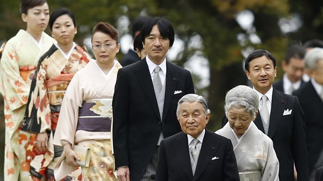 Japonsk csask rodina: princezna Yoko, princezna Akiko, princezna Nobuko, princ Akiino, csa Akihito, csaovna Miiko a korunn princ Naruhito (Tokio, 6. listopadu 2014)