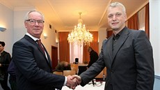 Josef Zikmund z hnutí ANO (vlevo) s Martinem Hausenblasem z hnutí PRO! Ústí po... Josef Zikmund z hnutí ANO (vlevo) s Martinem Hausenblasem z hnutí PRO! Ústí po...
