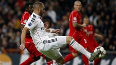 GÓL NA KOPACE. Karim Benzema (v bílém), útoník Realu Madrid, práv stílí...