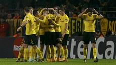 TÝMOVÁ RADOST. Fotbalisté Borussie Dortmund oslavují gól v utkání Ligy mistr...