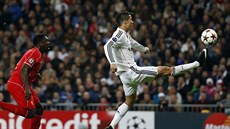 VSTELÍ BRANKU? Cristiano Ronaldo (vpravo) z Realu Madrid se snaí dát gól v...